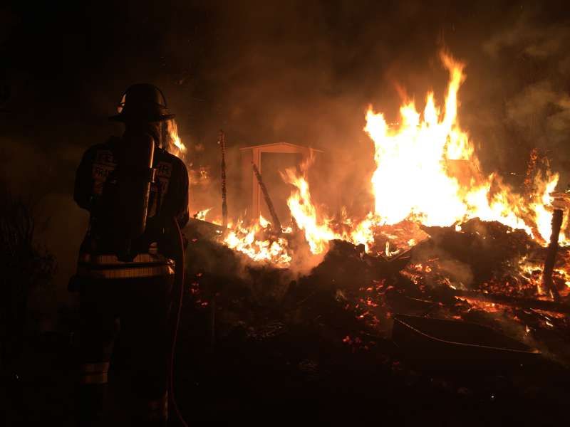 In Seckbach brannte eine Gartenhütte (Foto: Feuerwehr Frankfurt am Main)