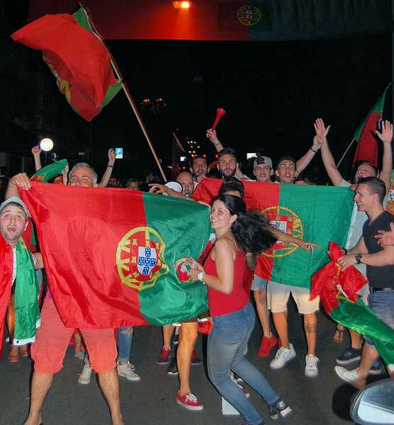 Friedliche Feier - Portugiesische Fans in Kaiserslautern