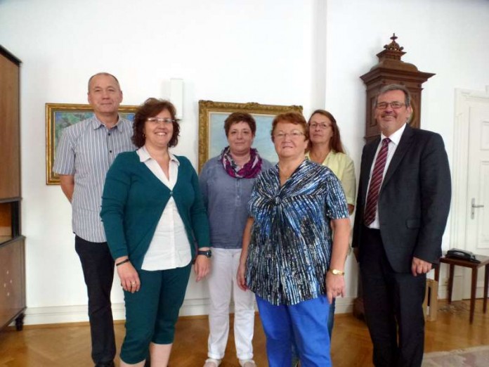 v.l.: Personalrat Martin Flörchinger, Tanja Rosenow, Diana Volk, Barbara Krüger, Maria Anna Däuber und Oberbürgermeister Hansjörg Eger (Foto: Stadt Speyer)