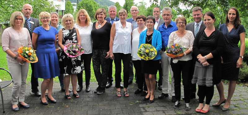 Zwölf Mitarbeiterinnen und Mitarbeiter wurden am Standort Mosbach der Neckar-Odenwald-Kliniken für ihren langjährigen Dienst geehrt oder aus diesem verabschiedet. Foto: Neckar-Odenwald-Kliniken