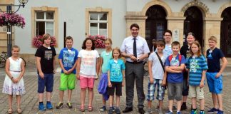Im Zuge des Ferienpasses empfing Landaus Oberbürgermeister Thomas Hirsch 12 Kinder und Jugendliche im Rathaus. (Foto: Stadt Landau in der Pfalz)