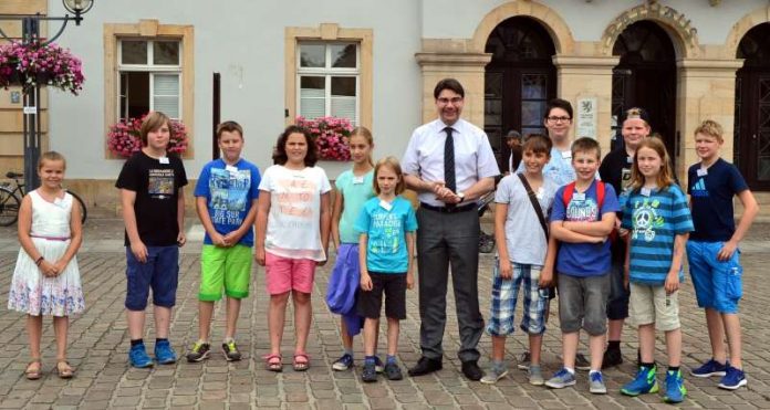 Im Zuge des Ferienpasses empfing Landaus Oberbürgermeister Thomas Hirsch 12 Kinder und Jugendliche im Rathaus. (Foto: Stadt Landau in der Pfalz)