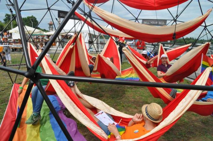 Entspannung auf mainzerisch: Ganze 15 Minuten dauerte es, bis alle 269 Hängematten belegt waren. (Foto: LA SIESTA GmbH)