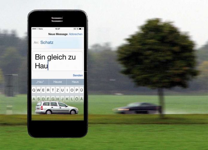 SMS am Steuer: Tödliche Gefahr Risiko wird von vielen Autofahrern unterschätzt Gefährliche Begegnung auf der Landstraße: Der eine schaut auf sein Handy, textet, ist im