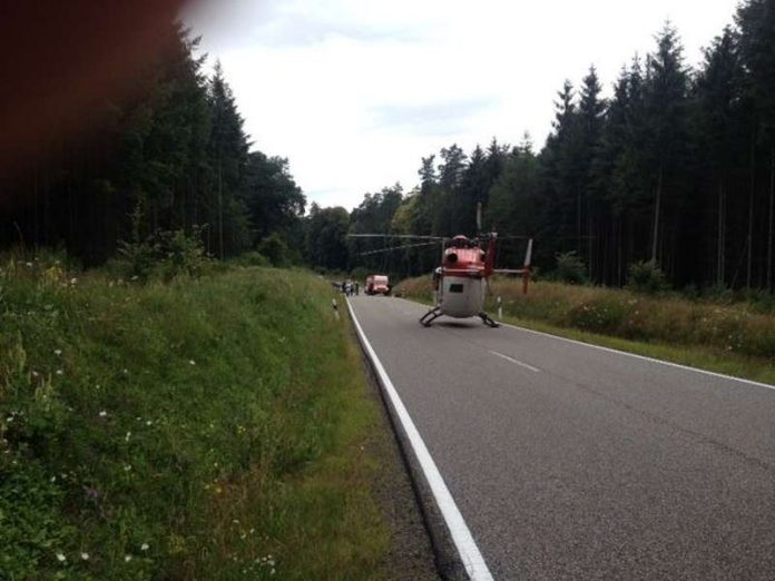 Der Rettungshubschrauber, der auf der L395 gelandet war. (Foto: Polizei)