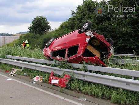 Die 58-jährige Fahrerin hatte die Kontrolle über ihren Wagen verloren, nachdem an einem neben ihr fahrenden Lkw ein Reifen geplatzt war.