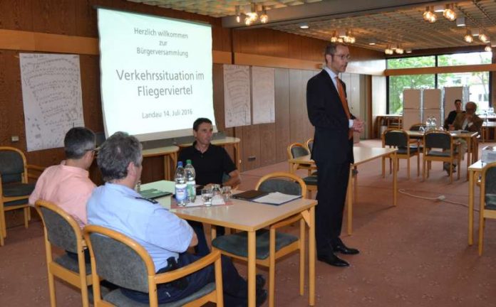 Bürgermeister Dr. Maximilian Ingenthron hatte alle Anwohnerinnen und Anwohner zu einer Bürgerveranstaltung eingeladen (Foto: Stadt Landau in der Pfalz)