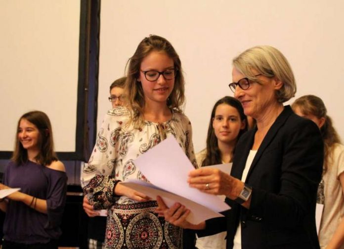Mannheim Jugendakademie Bildungsbürgermeisterin Dr. Ulrike Freundlieb überreicht den Jugendakademie-Absolventen die Urkunden (Foto: Stadt Mannheim)
