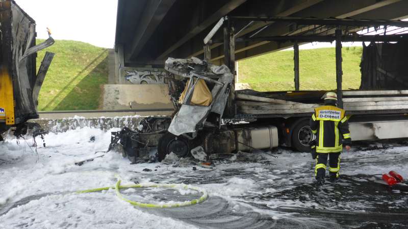 Für den LKW-Fahrer kam jede Hilfe zu spät (Foto: Feuerwehr Mainz)