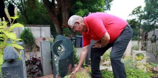 Manfred Götz am ausgewählten Grabstein für das getötete Mädchen