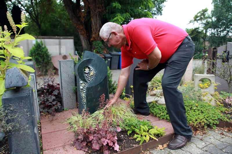 Manfred Götz am ausgewählten Grabstein für das getötete Mädchen