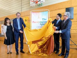 Chen Lixin (v.l.), stellvertretende Generaldirektorin des Stadtarchivs Peking, Bürgermeister Dr. Joachim Gerner, Dr. Peter Blum, Stadtarchivdirektor Heidelberg, Xing Weiping, stellvertretender chinesischer Generalkonsul, und Prof. Hanns Michael Hölz, Kuratoriumsvorsitzender der Nationalen Anti-Doping Agentur, eröffneten gemeinsam die Ausstellung „The Paralympics Spirit – From Heidelberg to Beijing“ (Foto: Philipp Rothe)