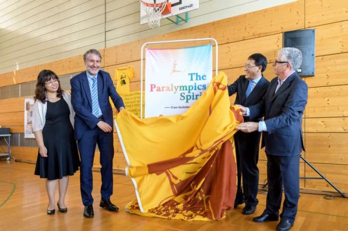 Heidelberg Paralympics Spirit Chen Lixin (v.l.), stellvertretende Generaldirektorin des Stadtarchivs Peking, Bürgermeister Dr. Joachim Gerner, Dr. Peter Blum, Stadtarchivdirektor Heidelberg, Xing Weiping, stellvertretender chinesischer Generalkonsul, und Prof. Hanns Michael Hölz, Kuratoriumsvorsitzender der Nationalen Anti-Doping Agentur, eröffneten gemeinsam die Ausstellung „The Paralympics Spirit – From Heidelberg to Beijing“ (Foto: Philipp Rothe)