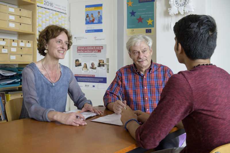 Doris Fischer von der Jugendagentur Heidelberg begleitet beratend das „Paten-Tandem“ Dr. Wolfgang Reh und Mohammad aus Afghanistan (r.).