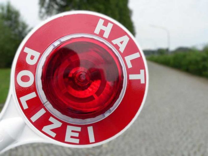 Symbolbild Polizeikelle Kontrolle