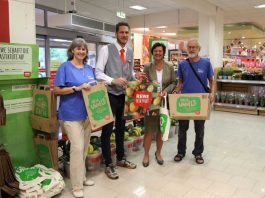 Elke Hennighaus, NABU Ludwigshafen, Norman Doesken, REWE Marktmanager, Bürgermeisterin Ilona Volk und Dr. Georg Waßmuth, Vorsitzender NABU Ludwigshafen.