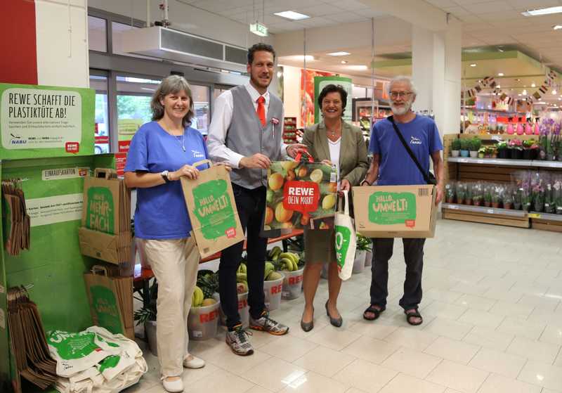 Elke Hennighaus, NABU Ludwigshafen, Norman Doesken, REWE Marktmanager, Bürgermeisterin Ilona Volk und Dr. Georg Waßmuth, Vorsitzender NABU Ludwigshafen.