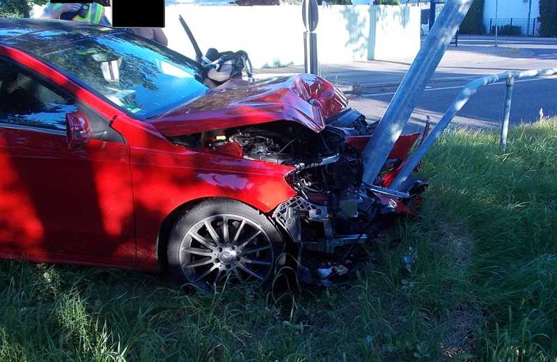 Von der Straße abgekommen - Dieser PKW ist schwer beschädigt
