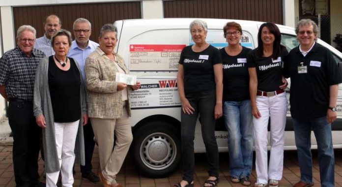Edenkoben Spendenübergabe Spendenübergabe (Foto: Edenkobener GästeführerInnen)