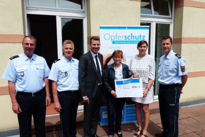 v.l.: Fritz Schweikle, Roland Lay, Uli Meinzer, Hildegard Gerecke sowie Ulla Stärk und Thomas Gack (Opferschutzbeauftragte des Polizeipräsidiums) (Foto: Polizeipräsidium Karlsruhe)