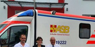 v.l.: ASB -Rettungsdienstleiter Axel Böhn, Dagmar Gierschner (GAG AG), ASB-Kreisvorsitzender Holger Scharff
