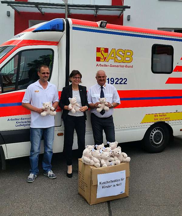 Teddybären für Kinder in Not ASB GAG v.l.: ASB -Rettungsdienstleiter Axel Böhn, Dagmar Gierschner (GAG AG), ASB-Kreisvorsitzender Holger Scharff