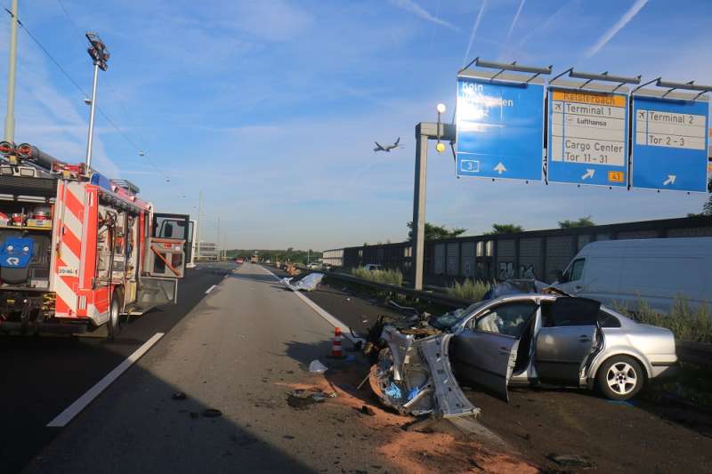 Der PKW fuhr auf einen LKW auf (Foto: Feuerwehr Frankfurt am Main)