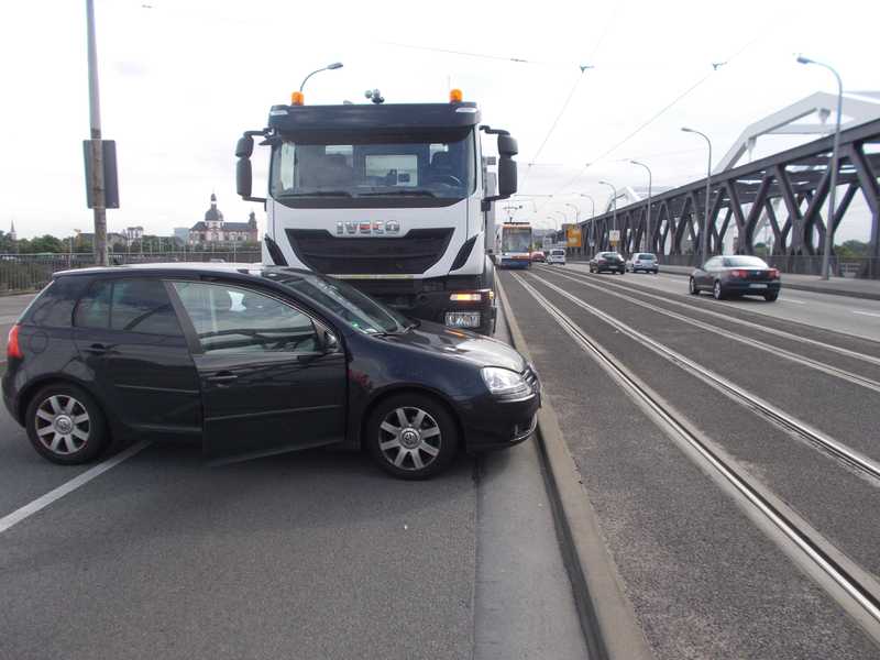 Beim Spurwechsel berührte der LKW den PKW