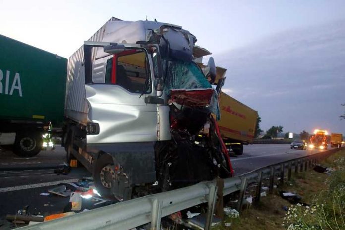 Unachtsamkeit könnte der Grund für diesen schweren Unfall auf der A61 bei Mörstadt gewesen sein