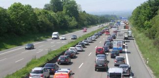 Ein Notarzteinsatzfahrzeug bahnt sich den Weg durch den Stau (Foto: ADAC)