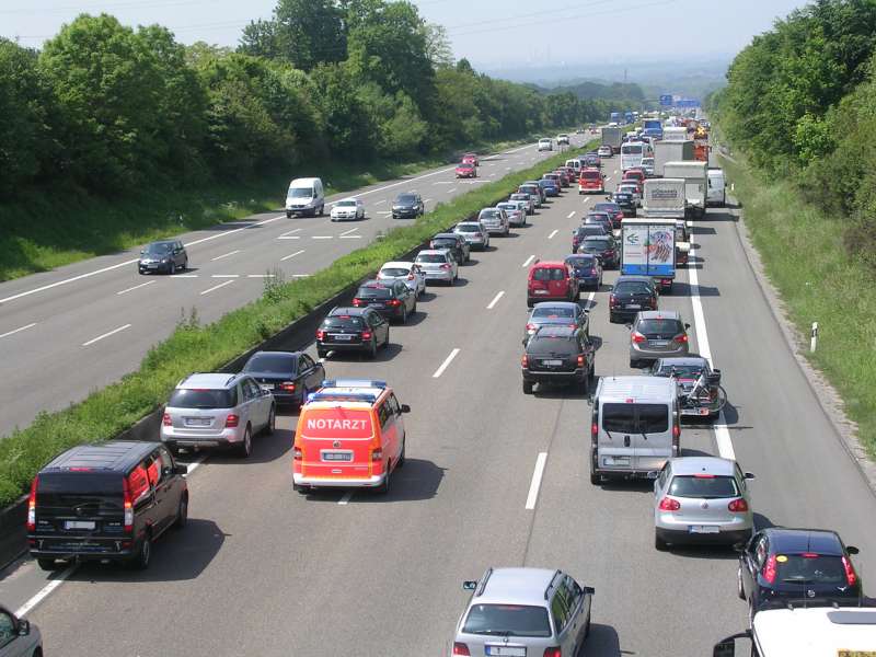 Ein Notarzteinsatzfahrzeug bahnt sich den Weg durch den Stau (Foto: ADAC)