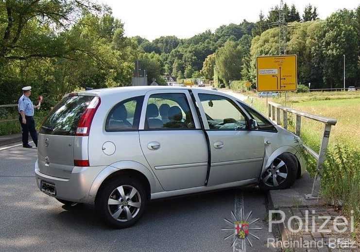 Weil die Fahrerin während der Fahrt einen Schwächeanfall erlitt, landete der Wagen an einem Brückengeländer und erlitt dabei Totalschaden