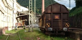 Brandbekämpfung an einem Waggon (Foto: Feuerwehr Presseteam der VG Lambrecht)