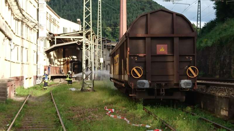 Brandbekämpfung an einem Waggon (Foto: Feuerwehr Presseteam der VG Lambrecht)