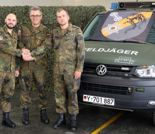 Hauptmann Jörn Mauer (rechts) der neue Chef des Feldjägerdienstkommandos