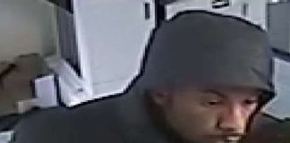 Gesucht wird dieser Mann nach einem nach Raubüberfall auf ein Wettbüro (Foto: Polizeipräsidium Frankfurt am Main)