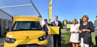 Jürgen Gerdes, Konzernvorstand Post - eCommerce - Parcel von Deutsche Post DHL Group, und Bundesumweltministerin Barbara Hendricks haben heute in Aachen den 1.000sten StreetScooter vorgestellt. (Foto: Deutsche Post DHL Group)