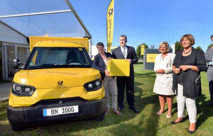 Jürgen Gerdes, Konzernvorstand Post - eCommerce - Parcel von Deutsche Post DHL Group, und Bundesumweltministerin Barbara Hendricks haben heute in Aachen den 1.000sten StreetScooter vorgestellt. (Foto: Deutsche Post DHL Group)