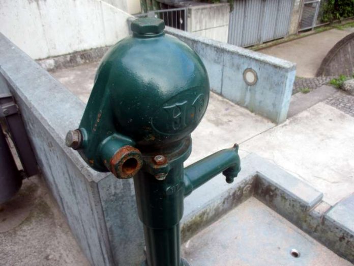 Beschädigte Wasserpumpe auf dem Spielplatz in der Badergasse (Foto: Stadt Mainz)