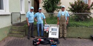 Friedrich Reinhardt und Uwe Trautwein überreichen Ortsbürgermeister Rudolf Haas die neue Stromverteilungsanlage für den Rathausplatz in Wonsheim. (Foto: RWE International SE)