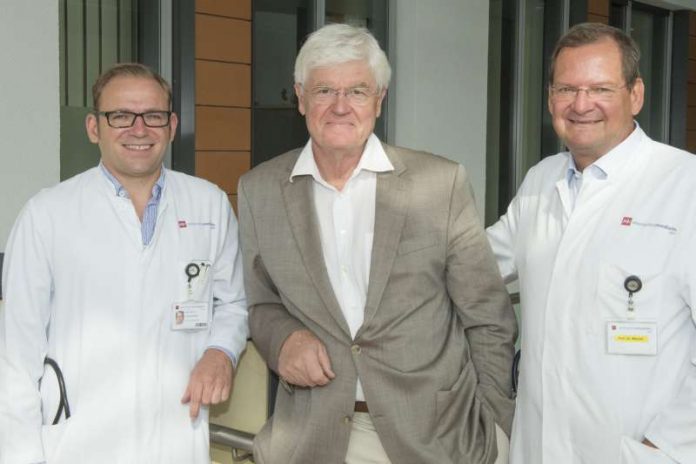 Die Direktoren der Kardiologie I und II am Zentrum für Kardiologie der Universitätsmedizin Mainz, Univ.-Prof. Dr. Thomas Münzel (re.) und Univ.-Prof. Dr. Thomas Rostock (li.) begrüßen den ehemaligen Chef-Kardiologen des St. Josefs-Hospital in Wiesbaden, Prof. Dr. Wolfgang Kasper (Mitte), in ihren Reihen. (Foto: Peter Pulkowski (Universitätsmedizin Mainz))