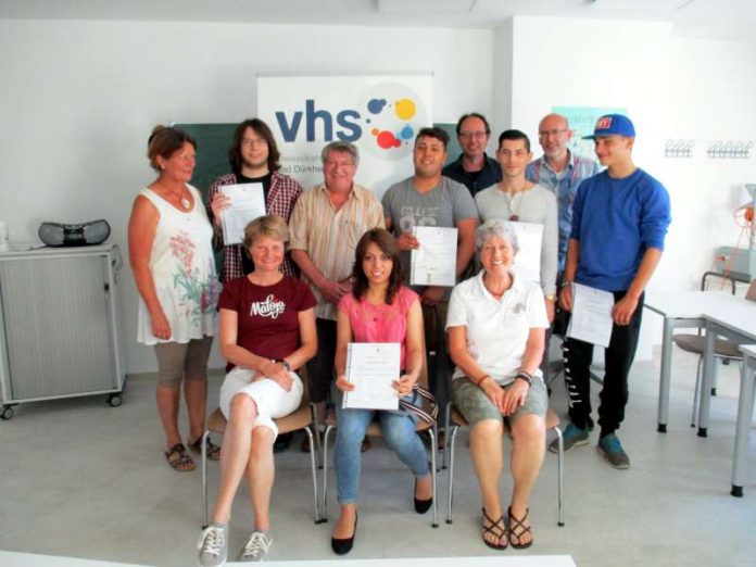 204 Berufsreife Prüfung Hintere Reihe (v.l.): Dozentin Ursula Unckrich, Aaron Nash, Dozent Norbert Bös, Selim Zorbozan, Dozent Alexander Deisel, Habib Luta, Dozent Stefan Berzel, Hendrik Toews. Vordere Reihe (v.l.): Dozentin Dr. Angelika Otterbad, Fateme Mosavi, Kvhs-Mitarbeiterin Sabine Küssner. (Foto: Kreisverwaltung Bad Dürkheim)