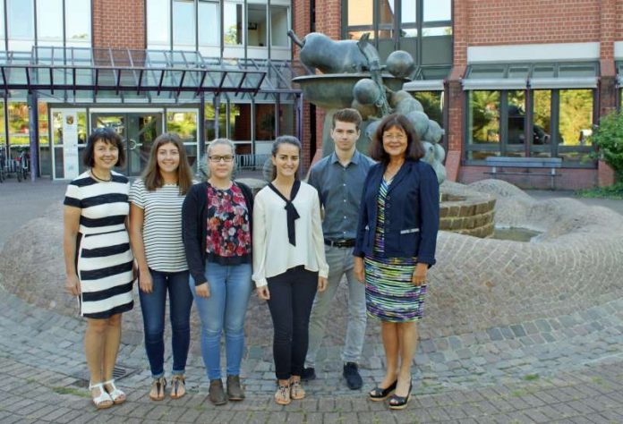 v.l.: Landrätin Theresia Riedmaier (rechts) und Ausbildungsleiterin Angelika Schlinck (links) mit den neuen Auszubildenden vorm Kreishaus: Maria Bauer, Natalie Holl, Fatlinda Kryetiu und Silas Hess (Foto: Kreisverwaltung Südliche Weinstraße)