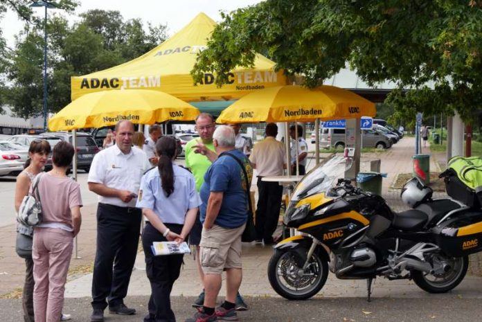 ADAC und Polizei beraten (Foto: ADAC Nordbaden)