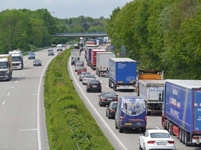 Autobahn Stau Baustellenstau Pkw Lkw Fahrspuren Symbolbild (Foto: Pixabay)