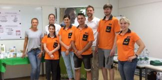 Elisa Carbone (l., BARMER GEK), Sophie Wattenbach (hinten, 2.v.l., ESG) und Ralf Schmitt (3.v.r., BARMER GEK) mit Globus-Markt-Mitarbeitern beim Gesundheitstag in Wörth. (Foto: BARMER GEK)