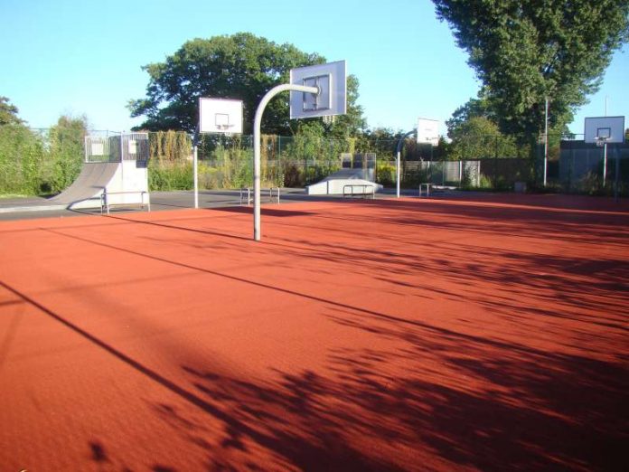Heidelberg: Skateboard- und Basketballanlage für alle: Ehemalige US-Sportflächen in der Südstadt geöffnet Die Sportflächen der ehemaligen Mark Twain Schule auf den Flächen des US-Militärs in der Heidelberger Südstadt sind ab sofort für die Heidelberger Bevölkerung zugänglich (Foto: Stadt Heidelberg)