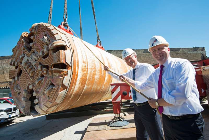 Bürgermeister Uwe Becker (links) und der Mainova-Vorstandsvorsitzende Dr. Constantin H. Alsheimer bei der Bergung der Tunnelbohrmaschine. (Foto: Mainova AG)