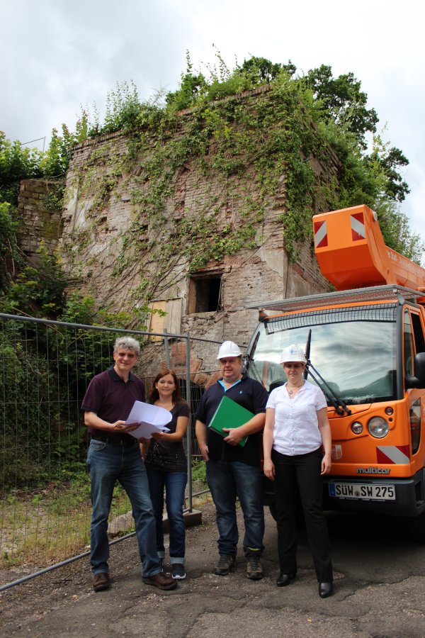 v.l.: Thomas Wollenweber, Laura Hammer, Martin Köhler und Simone Schramm vorm ehem. Eiskeller (Foto: Stadtwerke Annweiler)