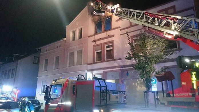 Feuer in einer Dachgeschosswohnung (Foto: Feuerwehr Frankfurt am Main)
